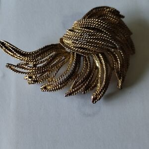Elegant Gold-Toned Twisted Brooch
